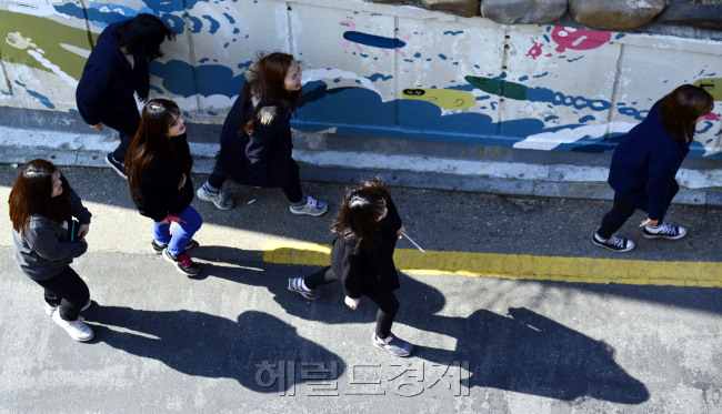 전문대학의 중퇴자가 일반대학에 비해 2배가 넘는다는 통계가 나온 가운데 27일 서울의 한 전문대학으로 학생들이 등교하고 있다. /김명섭 기자 msiron@heraldcorp.com