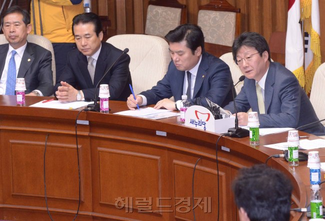 28일 국회에서 열린 새누리당 국회 상임위원회 간사단회의에 참석한 유승민 원내대표가 4월 국회내 경제회생 입법안의 준비와 조속한 처리를 당부하고 있다.<br />정희조 기자/checho@heraldcorp.com  150327