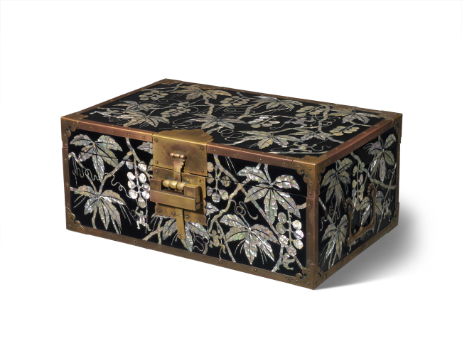 Lacquered box inlaid with mother-of-pearl by Kim Bong-ryong (1902~1994).   Corsspoint Cultural Foundation