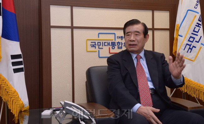 한광옥 국민대통합위원장은 한국현대사에 굵은 족적을 남긴 거인이자 암투병중인 부인 정영자 여사를 향한 애정이 지극한 로멘티스트이기도 하다. 그는 지난 2년여간 대통합이라는 기차가 달리기 위한 레일을 깔았으며, 이젠 더디지만 한번 데워지면 오랫동안 식지 않는 구들장을 데우는 심정으로 다가가고 있다고 말했다. [사진=정희조 기자/checho@heraldcorp.com]