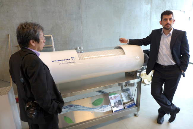 Grundfos engineer Jose Antonio Gil Linares (right) speaks to reporters at the Herlev Hospital near Copenhagen, where wastewater is treated directly on the hospital premises.   Joel Lee/The Korea Herald
Grundfos engineer Jose Antonio Gil Linares (right) speaks to reporters at the Herlev Hospital near Copenhagen, where wastewater is treated directly on the hospital premises.   Joel Lee/The Korea Herald