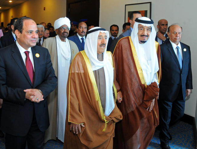 (From left to right) Egyptian President Abdel-Fattah el-Sissi, Sudanese President Omar al-Bashir, Kuwait’s Emir Sheik Sabah Al-Ahmad Al-Jaber Al-Sabah, Saudi King Salman, and Yemeni President Abdel Rabbo Mansour Hadi, walk to an Arab summit meeting in Sharm el-Sheikh, South Sinai, Egypt, Saturday.   AP-Yonhap
