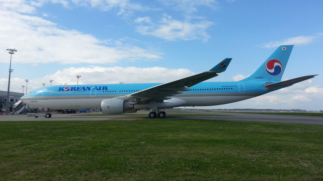 <YONHAP PHOTO-1377> 대한항공, A330-300 친환경 항공기 도입 (서울=연합뉴스) 대한항공은 28일 중ㆍ장거리 노선 주력 기종 중 하나인 에어버스사가 제작한 A330-300 신규 항공기 1대를 도입해 오는 4월 2일 부터 국제선 노선에 투입한다. A330-300 기종은 총 272석 규모로 순항속도가 879km/hr 이며, 최대 운항거리는 9,450km, 최대 비행시간이 약 11시간인 연료 효율성이 높은 친환경 항공기이다. 대한항공은 현재 18대의 A330-300을 운영하고 있으며, 금번 도입한 기종 포함 올해 3대를 추가 도입하여 금년 말 기준으로 총 21대의 A330-300을 보유하게 된다. 2015.3.29 << 대한항공제공 >> photo@yna.co.kr/2015-03-29 13:38:41/ <저작권자 ⓒ 1980-2015 ㈜연합뉴스. 무단 전재 재배포 금지.>
The new Airbus A330-300 for Korean Air.   Korean Air