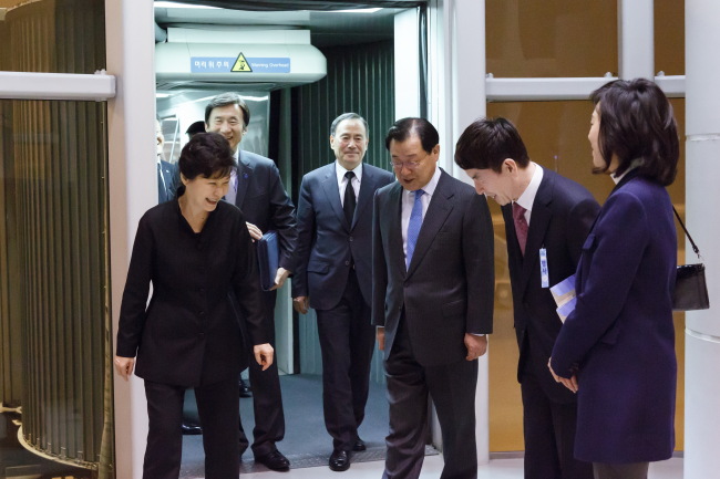 리콴유 전 싱가포르 총리의 국가장례식에 참석했던 박근혜 대통령이 30일 새벽 인천공항을 통해 귀국했다. 현장엔 늦은 시각임에도 불구하고 이병기 청와대 비서실장, 현정택 정책조정수석, 조윤선 정무수석 등이 나와 박 대통령을 맞이했다. 	 [사진제공=청와대]