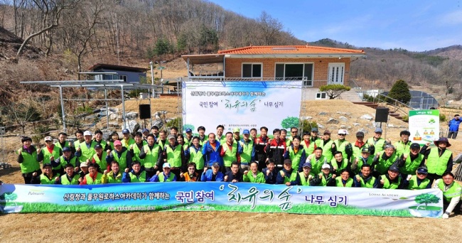 <YONHAP PHOTO-2017> 풀무원 로하스아카데미, 괴산서 '치유의숲' 나무심기 (서울=연합뉴스) 지난 28일 충북 괴산군 사리면에서 열린 '풀무원 로하스아카데미와 산림청이 함께하는 치유의 숲 조성을 위한 나무 심기 행사'에서 풀무원 남승우 총괄사장과 이시종 충북도지사, 임각수 괴산군수, 이창재 산림청 자원국장, 허경재 괴산세계유기농산업엑스포 사무총장, 풀무원 임원 등 참석자 130여 명이 나무심기에 앞서 기념촬영을 하고 있다. 2015.3.29 <<풀무원 제공>> zjin@yna.co.kr/2015-03-29 17:14:29/ <저작권자 ⓒ 1980-2015 ㈜연합뉴스. 무단 전재 재배포 금지.>
<YONHAP PHOTO-2017> 풀무원 로하스아카데미, 괴산서 '치유의숲' 나무심기 (서울=연합뉴스) 지난 28일 충북 괴산군 사리면에서 열린 '풀무원 로하스아카데미와 산림청이 함께하는 치유의 숲 조성을 위한 나무 심기 행사'에서 풀무원 남승우 총괄사장과 이시종 충북도지사, 임각수 괴산군수, 이창재 산림청 자원국장, 허경재 괴산세계유기농산업엑스포 사무총장, 풀무원 임원 등 참석자 130여 명이 나무심기에 앞서 기념촬영을 하고 있다. 2015.3.29 <<풀무원 제공>> zjin@yna.co.kr/2015-03-29 17:14:29/ <저작권자 ⓒ 1980-2015 ㈜연합뉴스. 무단 전재 재배포 금지.>