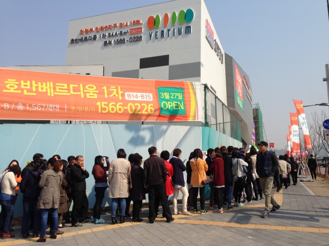 분양가 상한제 폐지가 코앞으로 다가오면서 최근 분양된 아파트 견본주택이 인산인해를 이루는 현상이 나타나고 있다. 지난 27일 개관한 경기도 의정부의 한 아파트 견본주택에 긴 줄이 늘어서 있다.