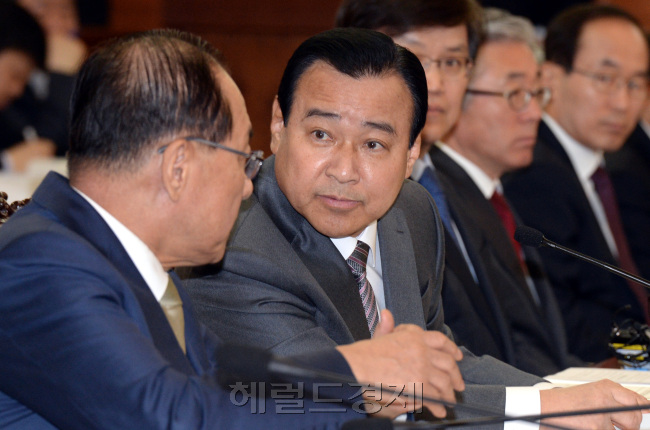대학수학능력시험에 안전 과목 신설이 검토된다. 또 ‘세월호 참사’ 같은 사고 발생시 즉시 인명 구조에 들어갈 수 있는 방안이 마련된다. 정부는 30일 서울 세종로 정부서울청사에서 이완구 국무총리 주재로 ‘중앙안전관리위원회’를 열고 이같은 내용을 담은 국가안전 종합 대책을 발표했다. 이 총리가 참석자들과 대화를 나누고 있다. 박현구 기자/phko@heraldcorp.com