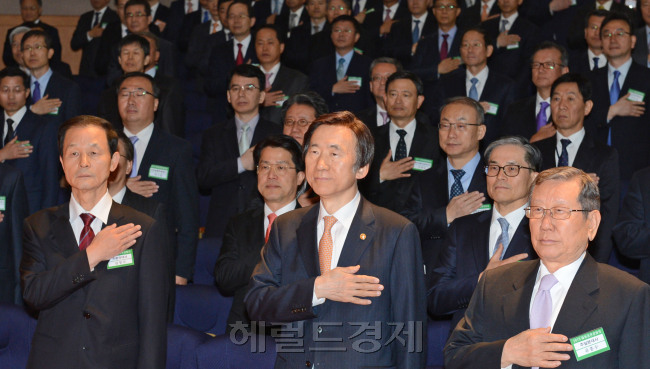 윤병세 외교부 장관을 비롯한 재외 공관장들이 30일 오전 서울 도렴동 외교부에서 개막된 2015년 재외공관장 회의에서 국민의례를 하고 있다. (앞줄 왼쪽부터) 김장수 주중대사, 윤병세 장관, 유흥수 주일대사. [사진=박현구 기자/phko@heraldcorp.com]