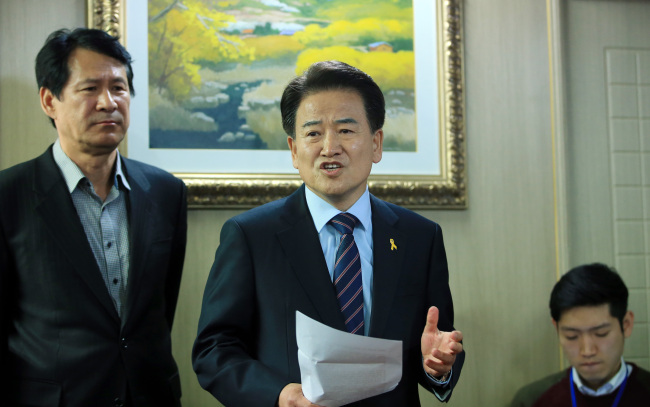 Former Unification Minister Chung Dong-young (center) announces his bid for Seoul's Gwanak-B constituencey at his office in Seoul on Monday. Yonhap