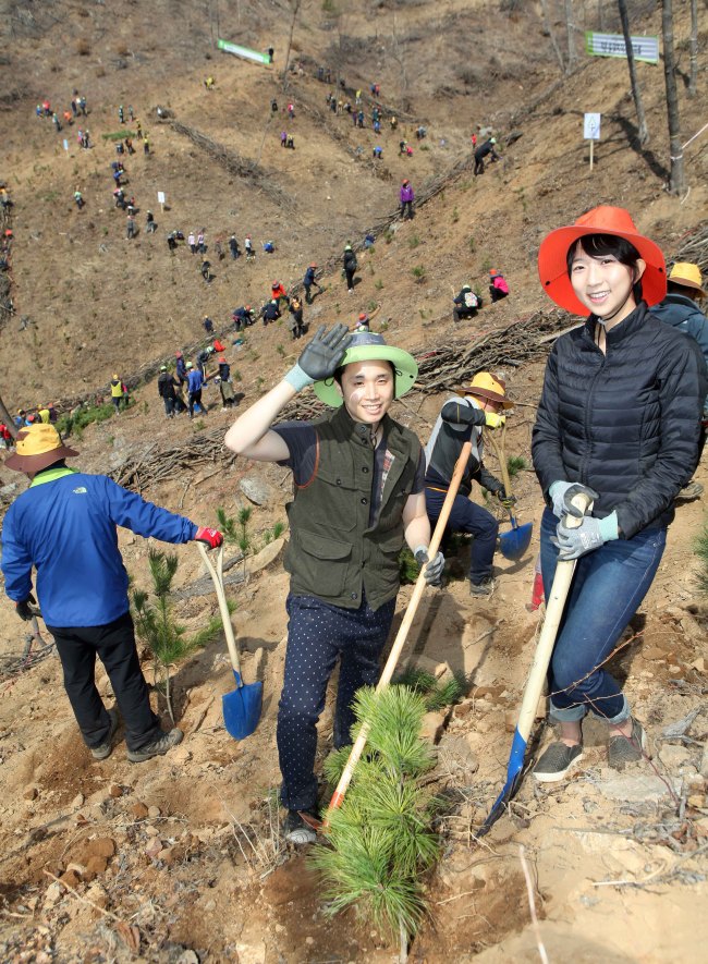 Newlywed couples plant trees at an event organized by Yuhan-Kimberly. Yuhan-Kimberly
Newlywed couples plant trees at an event organized by Yuhan-Kimberly. Yuhan-Kimberly