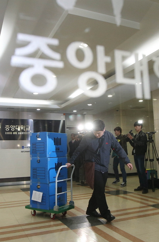 The Seoul Central District Prosecutors’ Office raids Chung-Ang University to search for evidence against the university’s former dean Park Bum-hoon on Monday.    (Yonhap)