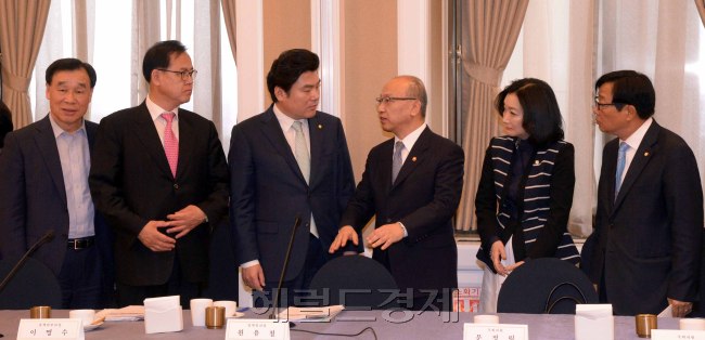 31일 국회 귀빈식당에서 열린 보건복지위 당정에서 새누리당 원유철(왼쪽서 세번째) 정책위의장과 문형표(오른쪽서 세번째) 보건복지부장관이 협의를 하고 있다. 정희조 기자/checho@heraldcorp.com