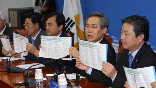 새정치연합 주요당직회의. 우윤근 원내대표가 4.29보선 공약집을 들고 설명하고 있다.<br />정희조 기자/checho@heraldcorp.com  150331
새정치연합 주요당직회의. 우윤근 원내대표가 4.29보선 공약집을 들고 설명하고 있다.
정희조 기자/checho@heraldcorp.com  150331