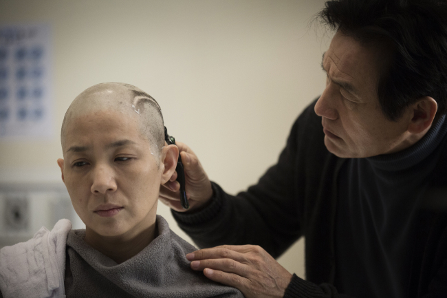 Kim Ho-jung (left) and Ahn Sung-ki in drama movie “Revivre.”   Myung Films