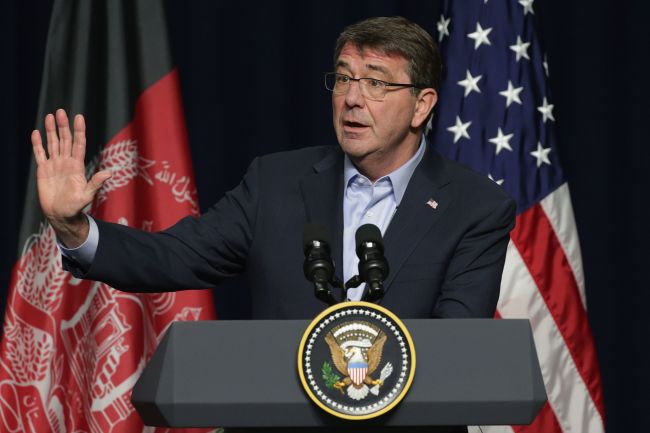 <YONHAP PHOTO-0918> CAMP DAVID, MD - MARCH 23: U.S. Secretary of Defense Ashton Carter answers reporters' questions during a news conference after a day of U.S.-Afghan talks at Camp David March 23, 2015 in Camp David, Maryland. The leaders talked about security, economic development and American support for the Afghan-led reconciliation process before Ghani and Abdullah meet with President Barack Obama Tuesday. Chip Somodevilla/Getty Images/AFP..== FOR NEWSPAPERS, INTERNET, TELCOS & TELEVISION USE ONLY ==../2015-03-24 06:33:50/ <저작권자 ⓒ 1980-2015 ㈜연합뉴스. 무단 전재 재배포 금지.>
U.S. Secretary of Defense Ashton Carter.   AFP