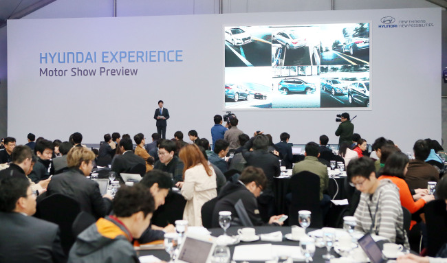 A Hyundai Motor executive presents the company’s blueprint to produce fully-automated cars by 2030 in a news conference at its R&D center in Namyangju, Gyeonggi Province, Tuesday.    Yonhap
A Hyundai Motor executive presents the company’s blueprint to produce fully-automated cars by 2030 in a news conference at its R&D center in Namyangju, Gyeonggi Province, Tuesday.    Yonhap