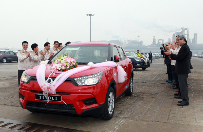 Ssangyong Motor begins shipments of the Tivoli SUV to European and Latin American countries at Pyeongtaek Port in Gyeonggi Province on Tuesday.   Yonhap
Ssangyong Motor begins shipments of the Tivoli SUV to European and Latin American countries at Pyeongtaek Port in Gyeonggi Province on Tuesday.   Yonhap