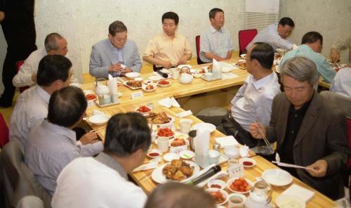 Former President Roh Moo-hyun has a lunch meeting with Korean
superrich in a restaurant in Hyoja-dong, Seoul.