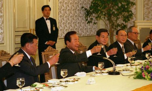 Former President Kim Young-sam holds a dinner banquet with Korean
chaebol heads.