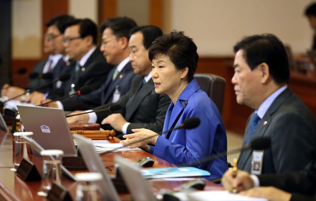 President Park Geun-hye speaks at a Cabinet meeting at Cheong Wa Dae on Tuesday. (Park Hyun-koo/The Korea Herald)