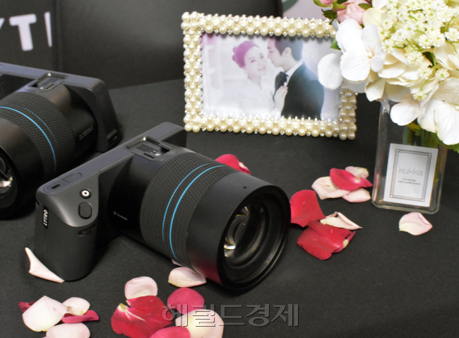 두리코씨앤티가 독점 유통을 담당하는 ‘라이트로 일룸’ 카메라는 한 컷의 사진으로 초점과 심도를 자유자재로 바꿀 수 있는 후보정 과정이 특징입니다.