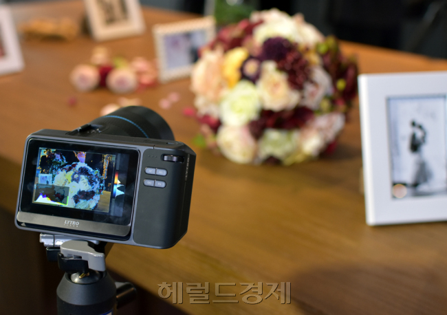 ‘반누름 후 셔터’라는 개념이 아닌 구도를 잡고 촬영하면 됩니다. 초점 걱정 없이 카메라나 전용 툴로 맞추면 그만입니다.
