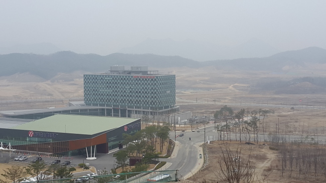 전망대에서 내려다 본 원주기업도시 부지. 누가의료기 본사와 의료기기종합지원센터가 보인다.