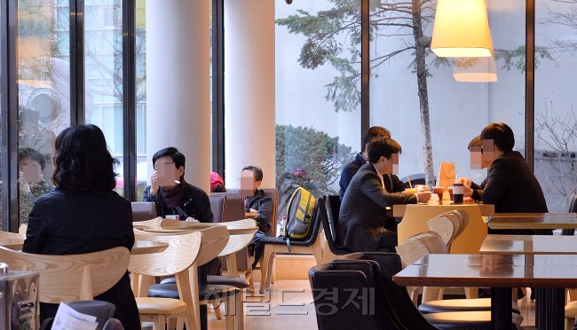서울 종로구에 위치한 한 패스트푸드 매장에서 1일 오전 많은 직장인들이 출근전 들려 간단히 아침식사를 하고 있다. 이상섭 기자. babtong@heraldcorp.com