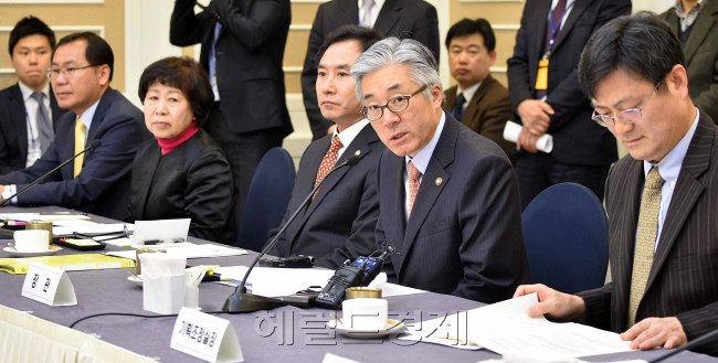 1일 국회귀빈식당에서 열린 국회 교육문화체육관광위원회 당정협의에서 김종덕 문화체육관광부 장관이 모두발언을 하고 있다. 정희조 기자/checho@heraldcorop.com