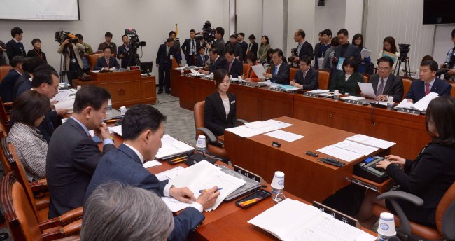 1일 국회에서 열린 정치개혁법특별위원회 2차회의. 새정치연합의원들의 입장중 이병석 정개특위위원장과 악수를 나누고 있다.<br />정희조 기자/checho@heraldcorp.com  150401
1일 국회에서 열린 정치개혁법특별위원회 2차회의. 새정치연합의원들의 입장중 이병석 정개특위위원장과 악수를 나누고 있다.
정희조 기자/checho@heraldcorp.com  150401