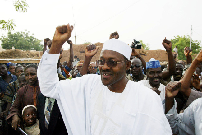 <YONHAP PHOTO-0419> FILE - In this Saturday, April. 19, 2003 file photo, Nigerian Muhammadu Buhari from the opposition party ANPP, All Nigeria People's Party, acknowledges support after voting in Daura, Nigeria. Nigeria’s next president, the first opposition candidate to unseat a democratically elected president in the country’s history, also knows how to take power through other means. On Dec. 31, 1983, the military mounted a coup and Muhammadu Buhari, then a major general, became the country’s leader. (AP Photo/Schalk Van Zuydam, file)/2015-04-01 06:33:33/ <저작권자 ⓒ 1980-2015 ㈜연합뉴스. 무단 전재 재배포 금지.>
Muhammadu Buhari waves to supporters.   AP-Yonhap