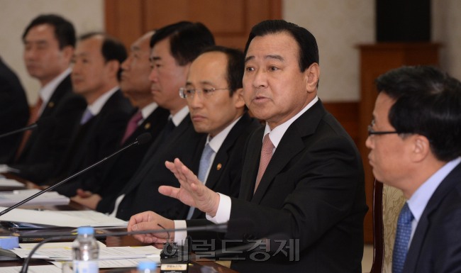 이완구 국무총리가 1일 오전 서울 세종로 정부서울청사에서 열린 국가정책조정회의를 주재하고 있다. [사진=박현구 기자/phko@heraldcorp.com]