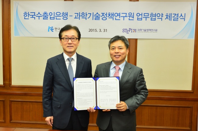 송종국 과학기술정책연구원장(사진 왼쪽)과 심섭 수은 선임부행장(사진 오른쪽)이 31일 오후 수은 여의도 본점에서 만나 과학기술 ODA사업의 공동발굴과 실시를 주요 내용으로 하는 업무협약서에 서명한 뒤 기념촬영을 하고 있다. 사진제공=한국수출입은행