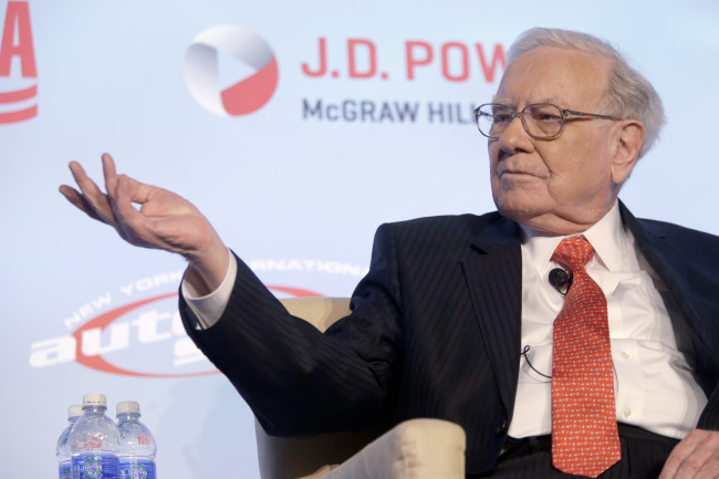 Warren Buffett, chairman and CEO of Berkshire Hathaway, attends the 2015 Automotive Forum in New York on Tuesday. Yonhap