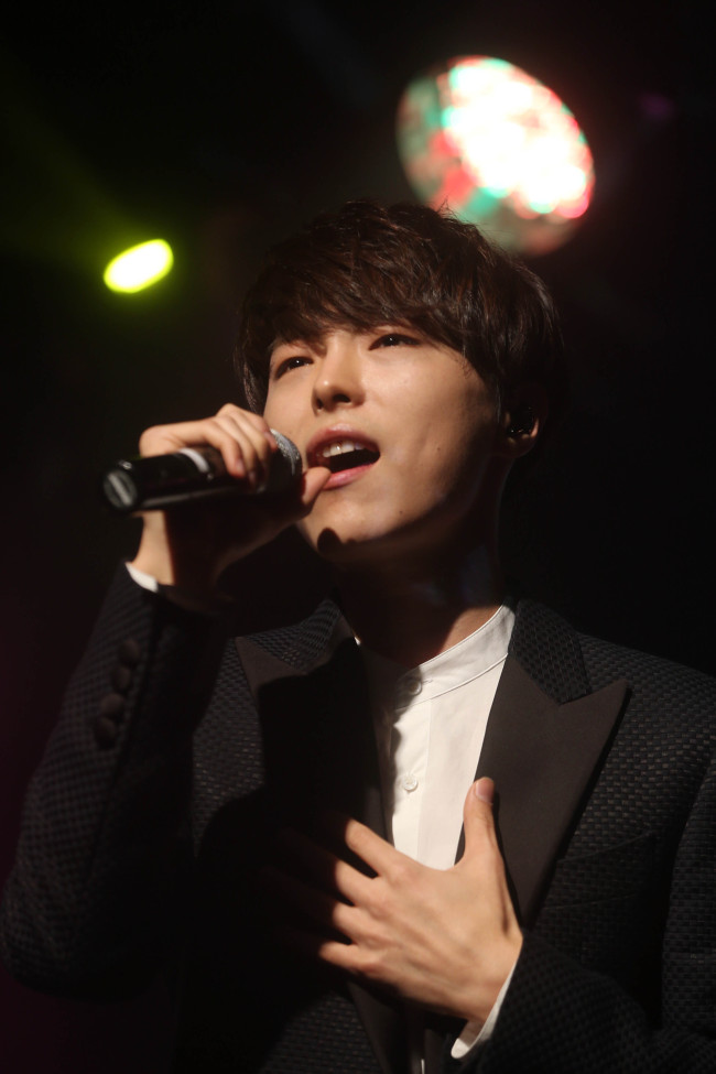 Park Si-hwan at a press showcase for his first full-length album “Rainbow Taste” in Seoul Wednesday.    Yonhap
