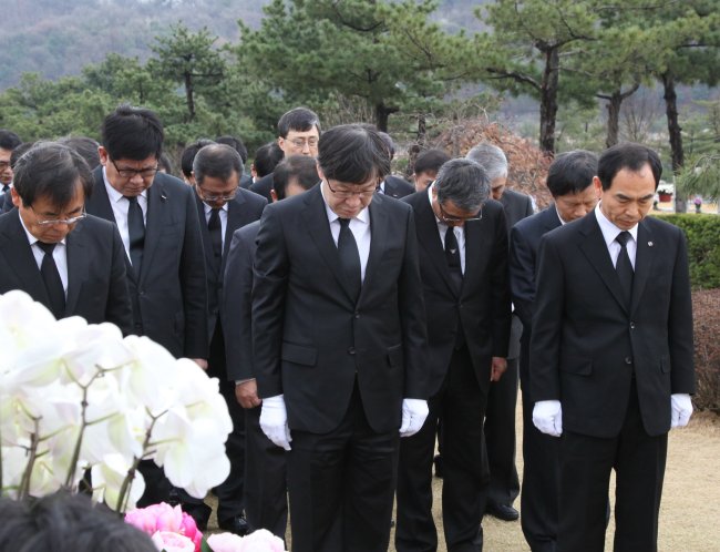 포스코는 4월1일 창립 47주년을 맞아 동작동 국립현충원을 방문해 참배하고, 묘비 정화 봉사활동을 벌였다. 권오준 회장과 포스코 패밀리 임원들이 고 박태준 명예회장 묘를 찾아 참배했다.