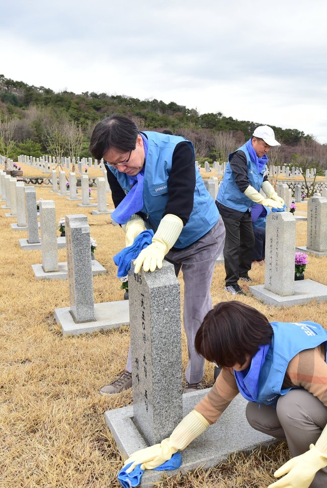 포스코는 4월1일 창립 47주년을 맞아 동작동 국립현충원을 방문해 참배하고, 묘비 정화 봉사활동을 벌였다. 권오준 회장과 포스코 패밀리 임원들이 고 박태준 명예회장 묘를 찾아 참배했다.