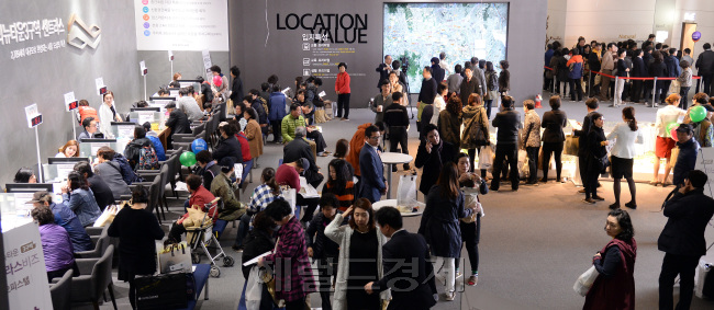 지난달 분양을 시작한 왕십리 센트라스 견본주택에 방문객들이 몰려 있다. 1029가구를 모집한 청약에서는 1순위에서만 1만804명이 몰리며 평균 10.5대 1의 청약경쟁률을 기록했다. 사진=안훈 기자/rosedale@heraldcorp.com