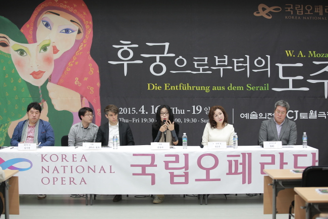 From left: Tenor Daniel Kim, conductor Andreas Hotz, director Kim Yo-na, soprano Park Eun-ju and bass singer Simon Yang hold a news conference Wednesday about the Korea National Opera’s upcoming production of Mozart’s “The Abduction from the Seraglio.”   Korea National Opera