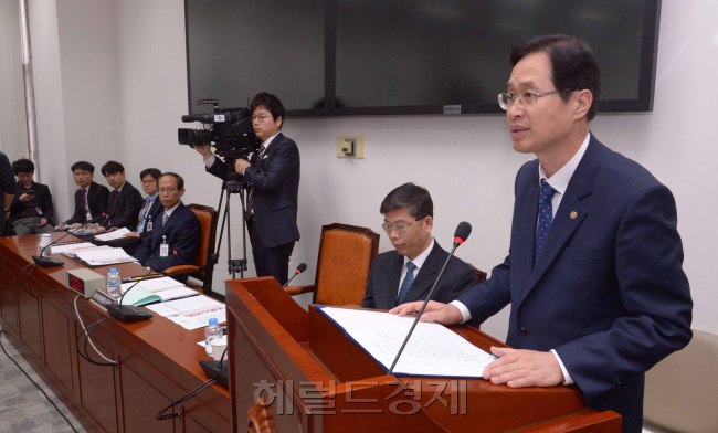 1일 국회에서 열린 정치개혁법특별위원회 2차회의중앙선거관리위원회 사무총장이 선관위 정치개혁관련법의 시안을 설명하고 있다.<br />정희조 기자/checho@heraldcorp.com  150401
1일 국회에서 열린 정치개혁법특별위원회 2차회의중앙선거관리위원회 사무총장이 선관위 정치개혁관련법의 시안을 설명하고 있다.
정희조 기자/checho@heraldcorp.com  150401