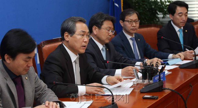2일 우윤근 새정치연합 원내대표가 국회에서 정책조정회의를 갖고 모두발언을 하고 있다.<br />정희조 기자/checho@heraldcorp.com  150402