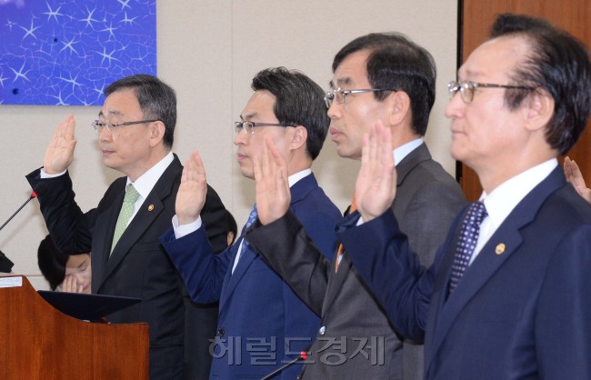 최성준 방송통신위원회 위원장(왼쪽)과 참석증인들이 지난해 10월 국정감사에서 증인선서를 하고 있다. 이길동 기자/gdlee@