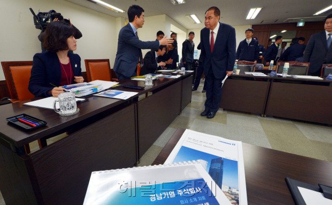 경남기업에 대한 법원의 회생절차가 속도를 내고 있다. 서울중앙지법 파산25부(부장 이재권)는 지난달 30일 경남기업에 대해 ‘보전처분 및 포괄적 금지명령’을 내린 데 이어 2일 오전부터 서울 동대문구에 있는 본사를 찾아 현장검증 및 대표자 심문에 돌입했다. 재판부는 늦어도 이달 중순께 회생절차 개시여부를 결정할 계획이다. 김명섭 기자/msiron@heraldcorp.com
