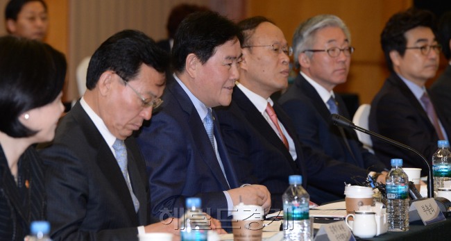 최경환 기획재정부장관이 2일 서울 명동 은행연합회관에서 중장기전략위원회 2차 회의를 개최하고 있다. 최 부총리는 이날 저출산과 중국
경제 리스크를 한국 경제의 대내외 위험 요인으로 거론하면서 대비가 필요하다고 강조했다. 박현구 기자/phko@heraldcorp.com