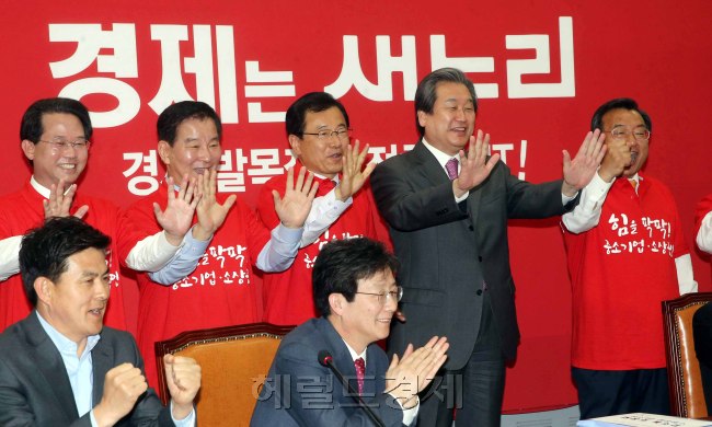 ‘中企 성공버스’파이팅    2일 국회에서 열린 새누리당 최고위원회의에서 김무성 대표가 중소기업 소상공인 특별위원회 이정현(오른쪽) 위원장의 ‘중소기업 성공버스 현장의 목소리’를 담은 민생 의견을 건의받고 파이팅을 외치고 있다. 지난달 30일 출정식을 가진 중소기업 성공버스는 2박 3일간 일정으로 중소기업의 고충사항을 듣기 위해 전국을 돌아다녔다. 정희조 기자/checho@heraldcorp.com