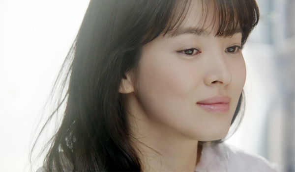 Song Hye-kyo in “That Winter, the Wind Blows.”   SBS