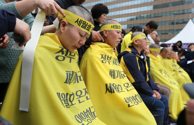 Relatives of the victims of the Sewol ferry disaster shave their heads in Gwanghwamun Square in downtown Seoul, Thursday.   Yonhap