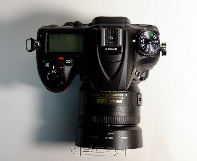 <사진설명1> 니콘 D7200은 단품 기준 133만원입니다. DX 렌즈가 있다면 FX포맷 카메라로 넘어가기 위한 중급기 입문으로 제격입니다.
