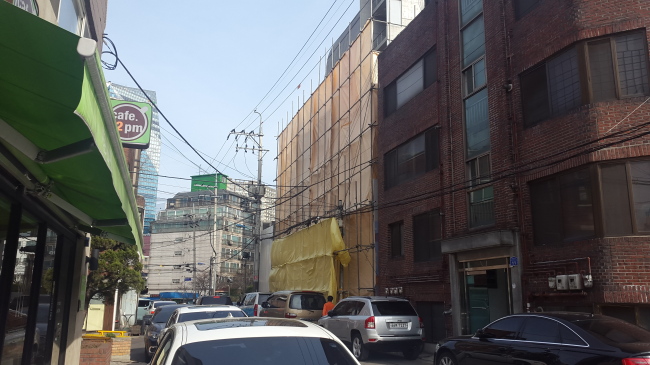 마포구 합정동 주택가 모습. YG엔터테인먼트가 매입한 건물 공사가 진행되고 있다.