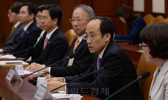 정부는 3일 서울청사에서 추경호 국무조정실장 주재로 ‘세월호참사 피해자 지원 및 희생자 추모위원회’ 제1차 회의를 열고 피해자 지원을 위한 본격적인 활동에 들어갔다. 정부는 이날 특별법에 규정된 지원사항 중 8개 사항의 추진계획을 의결했다. 박현구 기자/phko@heraldcorp.com